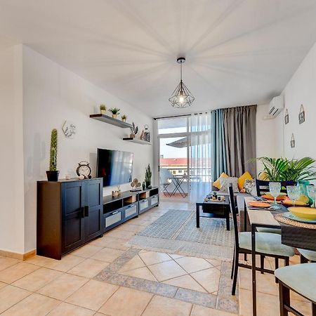 Marina Palace Apartment Адехе Екстериор снимка