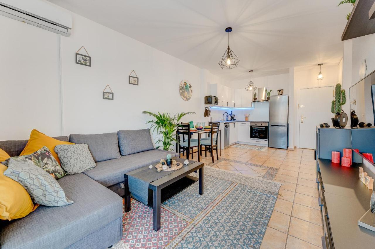 Marina Palace Apartment Адехе Екстериор снимка