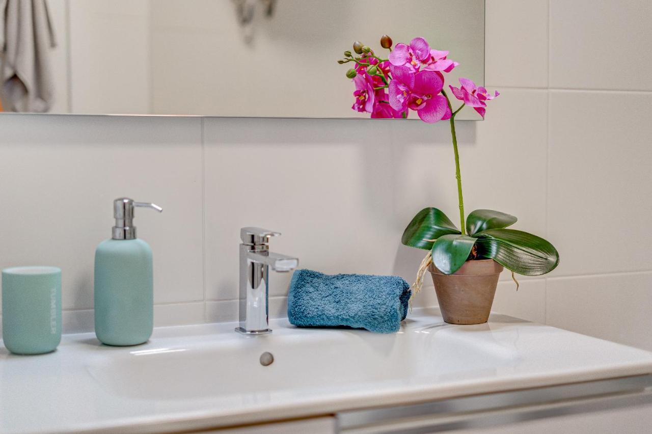 Marina Palace Apartment Адехе Екстериор снимка